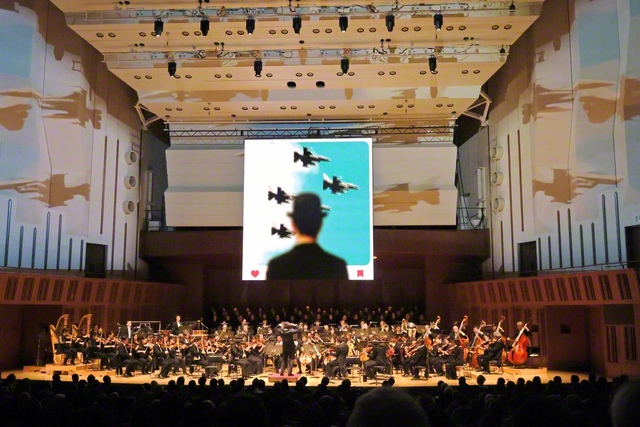 字幕を兼ねた映像が映し出されるなど新しい表現が駆使された東京二期会「ファウストの劫罰」から＝写真提供:公益財団法人東京二期会、撮影:堀衛