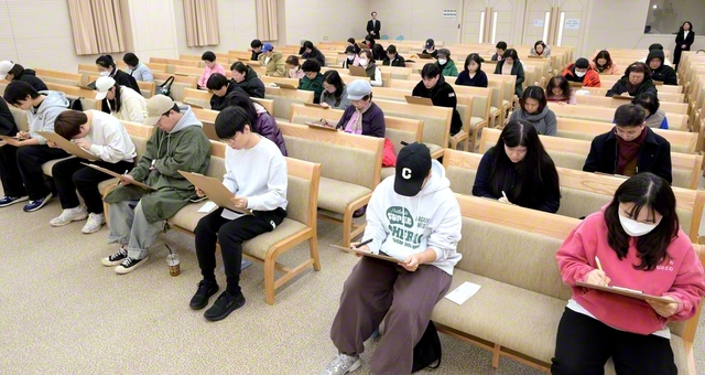 求道の心に満ちた韓国の教学部中級試験（ソウルの九老平和文化会館で）