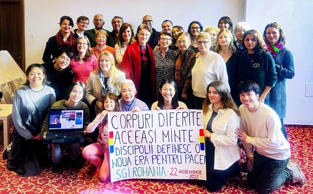 ルーマニアの総会。グループに分かれ、「地域で平和への一歩をどう踏み出すか」をテーマに活発に語り合った（11月22日、首都ブカレストで）