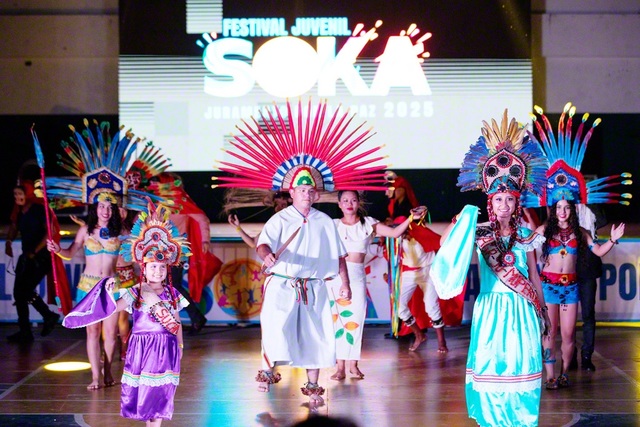 代表が伝統舞踊を披露