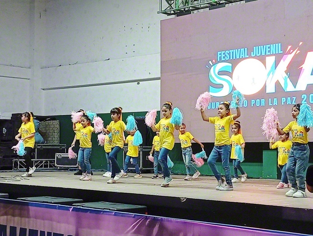 未来の宝の子どもたちが笑顔で踊った