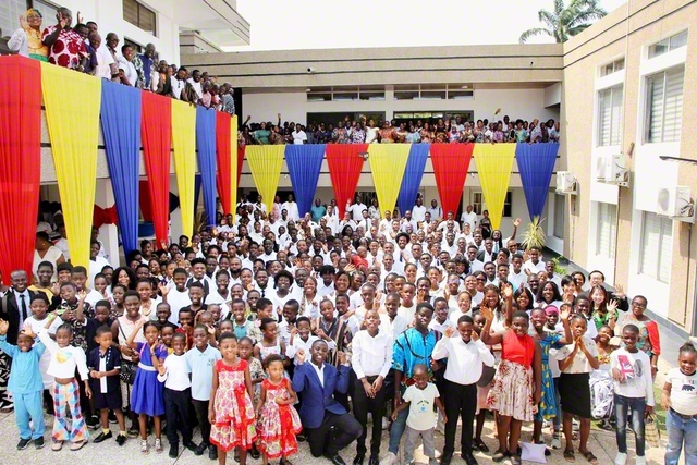 求道の心輝くガーナの友が明年の広布前進を約し合った（12月14日、ガーナ会館で）