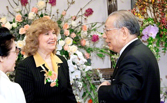 笑顔で語り合う池田先生ご夫妻とジュロヴァ博士。先生と博士は4度会見し、人類の諸問題解決のための対話を重ねた（2006年3月、東京・創価大学で）