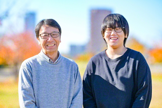 ひとり親の苦難に負けまいと関西魂を燃やし、妻と誓った広布の道を歩む谷川さん㊧。二十歳を迎えた長男・咲弥さんと満面の笑みで