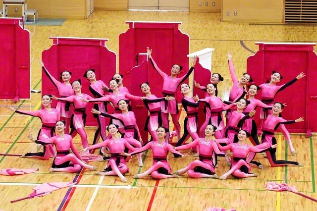 「扉」をモチーフに、華やかな舞を披露した創価エアレンデル（同）