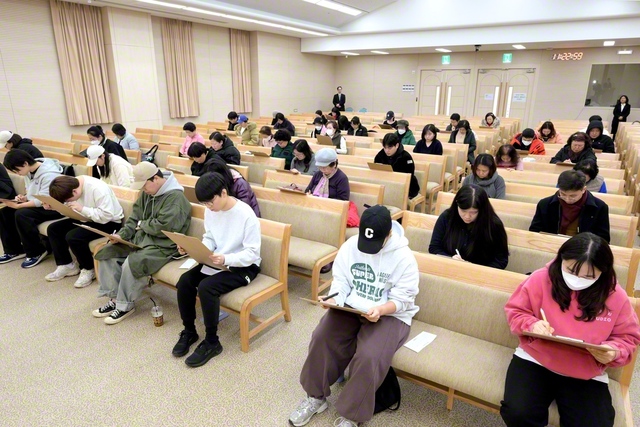 求道の心に満ちた韓国の教学部中級試験（ソウルの九老平和文化会館で）