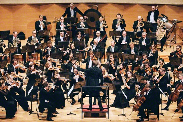 2025年も、ウィーン・フィルハーモニー管弦楽団やベルリン・フィルハーモニー管弦楽団をはじめとする各国の名門オーケストラが来日して演奏会が行われた。写真は、次期首席指揮者クラウス・マケラと共にマーラーの「交響曲第5番」などを披露したオランダのロイヤル・コンセルトヘボウ管弦楽団の演奏会から　©Taichi　Nishimaki