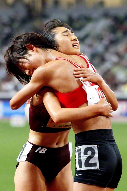 日本選手権女子5000メートルで優勝し、廣中璃梨佳選手と健闘をたたえ合う（2025年7月4日、国立競技場で）＝写真:共同通信社