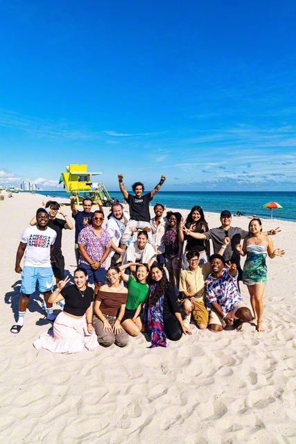 フロリダ圏の青年部の友が、マイアミビーチで決意に燃えて。「異体同心の団結、新しい発想と力で、『世界青年学会　躍動の年』を勢いよく前進していきます！」