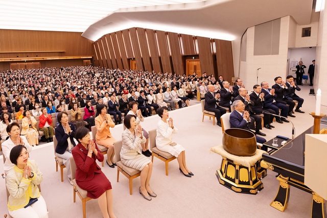 広宣流布大誓堂の新年勤行会。総東京をはじめ各部の代表らが、清新な決意で勤行・唱題した
