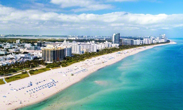 青く澄み渡る海と、白い砂浜がどこまでも広がるマイアミビーチ。マイアミは近年、観光に加え、金融やビジネス、アートの分野でも存在感を高め、多くの若者を引き寄せている