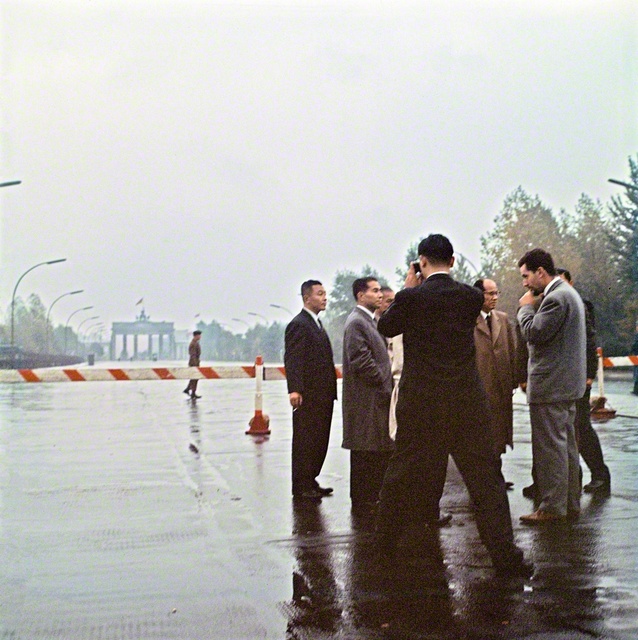 同年10月8日、池田先生は西ベルリン（当時）を訪れ、東西ドイツの分断の象徴であるブランデンブルク門を視察