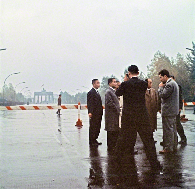 1961年10月8日、池田先生は西ベルリン（当時）を訪れ、東西ドイツの分断の象徴であるブランデンブルク門を視察