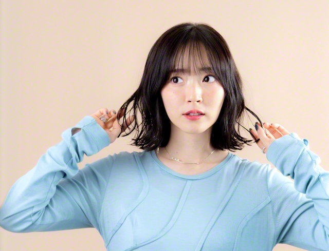 中学校教師の朝井えりこを演じる鈴木愛理さん