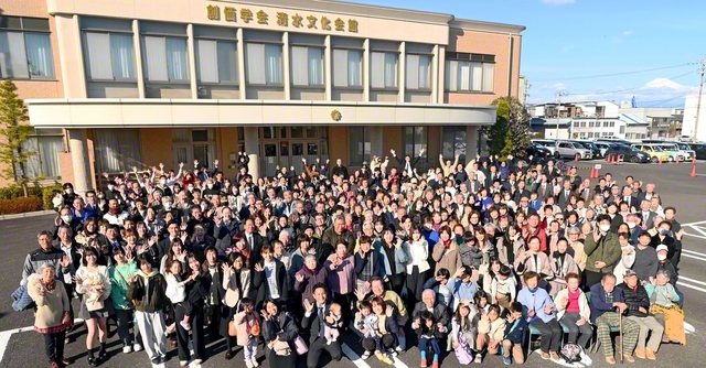 本年は池田先生と静岡の同志約4000人との記念撮影から55周年、「太陽の静岡」との愛称が発表されて10周年を迎える。白雪の富士を望む清水文化会館での新年勤行会では、代表が太鼓の演奏を披露し、林副総静岡長が激励した（1日）