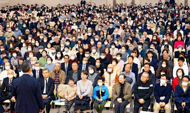 「千葉文化友好祭」から35年、「第1回千葉青年部総会」から25年など、幾重にも師弟の節目を刻む“旭日の千葉”――花見川戸田区の友は1日、千葉文化会館に集った。市川総千葉長は幸福をつかむ信心を根本に、自らの目標を定めて一歩前進の一年にと励ました