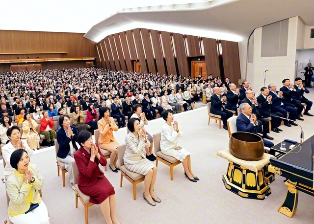 広宣流布大誓堂の新年勤行会。総東京をはじめ各部の代表らが、清新な決意で勤行・唱題した（1日）