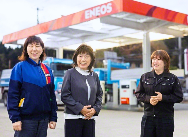 試練に立ち向かう母の姿を目に焼き付けて育った娘たちが、今は家業を支える(左から三女・登藤留美さん、下間さん、次女・めぐみさん)