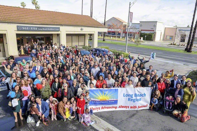 カリフォルニア州ロングビーチ市のロングビーチ会館で行われたアメリカSGIの新年勤行会。代表の友が決意を述べ、ストラウス理事長が励ました。未来部による学会歌「フォーエバー・センセイ」の合唱が集いに花を添えた（1日）