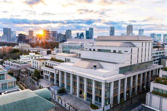 元日の曙光(しょこう)が総本部を照らす。さあ、人類の宿命転換へ、「躍動の年」が開幕! 胸中の地涌の生命を赤々と燃やし、師弟の旅路を堂々と歩みゆこう(1日)