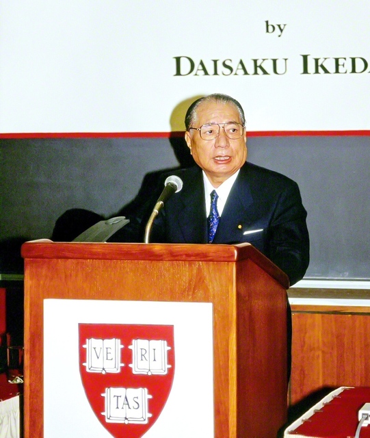 アメリカのハーバード大学で、2回目の記念講演を行う池田先生(1993年9月、同大学のイエンチン・ホールで)