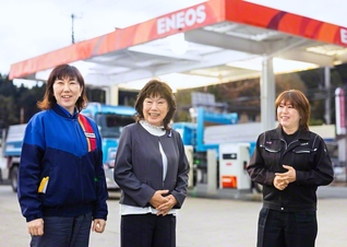 試練に立ち向かう母の姿を目に焼き付けて育った娘たちが、今は家業を支える（左から三女・登藤留美さん、下間さん、次女・めぐみさん）