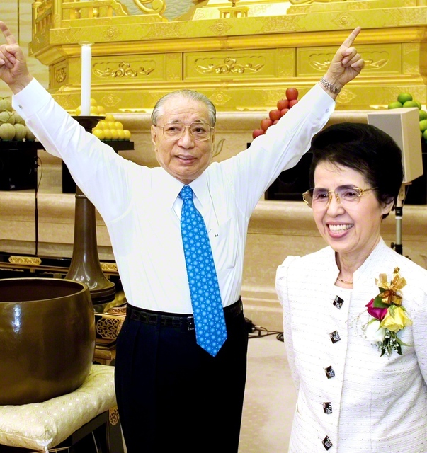 全学会員の勝利の人生、健康長寿を祈り、励ましを送る池田先生ご夫妻（2003年12月9日、東京牧口記念会館で）