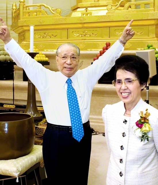 全学会員の勝利の人生、健康長寿を祈り、励ましを送る池田先生ご夫妻（2003年12月9日、東京牧口記念会館で）