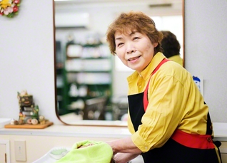 心を込めてシャンプーをする康子さん