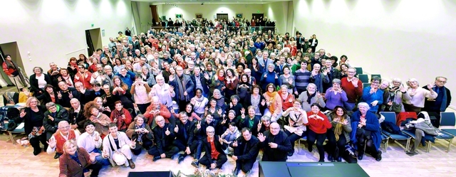 フランス・ナント市のアトランティック創価仏教センターで開かれたブルターニュ地方の新年勤行会。婦人部のセリーヌ・バルビエさんが体験発表を行い、リーダーたちが清新な決意を披露した（1日）