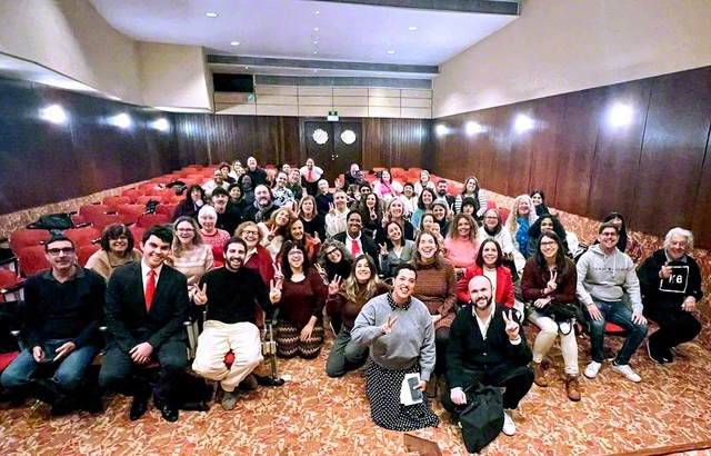 広布の新航路を開く決意に燃えるポルトガル第3方面の新年の集い。ナオハラ理事長、ホニグスバウム婦人部長が信心の基本を貫く大切さを訴え、師弟勝利の一年を誓い合った（1日、首都リスボン市内で）