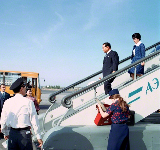 1974年、池田先生は初訪中（5月～6月）に続いて、9月にソ連を初訪問。モスクワのシェレメチェボ空港に到着し、歴史的な一歩を印した。この日の夜に開かれた歓談宴で池田先生は、「創価学会は、日本における民衆の自発的意志でつくられた最大の団体でございます。私どもの最大の関心は平和であり、人々の幸福であります」と述べ、未来に向けて友好交流を進める決意を語った