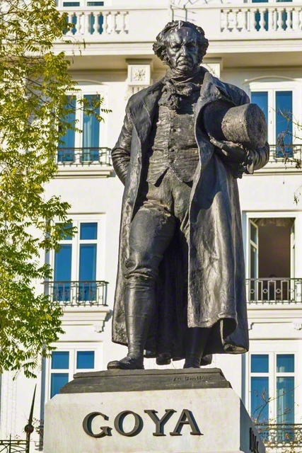 スペイン・マドリードにあるプラド美術館に立つゴヤの銅像　©Education　Images/寄稿者