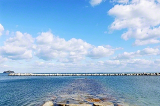津田の海水浴場から望む青空と美しい海（香川県さぬき市）
