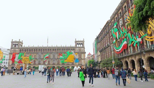 コロニアル調の建造物が立ち並ぶ、首都メキシコ市の憲法広場