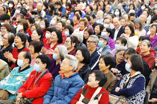 「香港を東洋の幸福の港にしていこう」との池田先生の期待を胸に進む香港の友。新年勤行会では、異体同心の団結で、師に応えゆく広布伸展を誓い合った（1日、香港文化会館で）