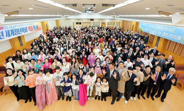 韓国の新年勤行会が全土でにぎやかに。新安山圏の集いでは、新入会の男女青年部員が司会を務め、激励に駆け付けた金仁洙理事長が「素晴らしい広布のドラマを描く一年に」と呼びかけた（2日、安山平和文化会館で）