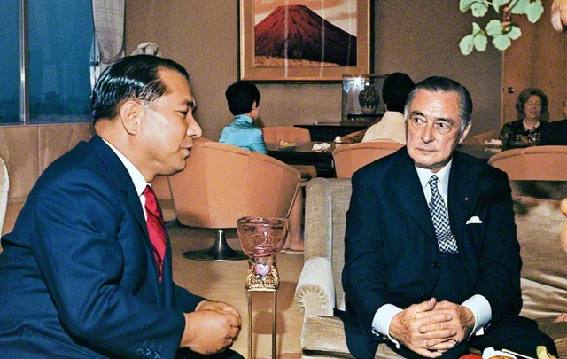 クーデンホーフ＝カレルギー伯爵㊨と池田先生が会見（1970年10月7日、信濃町の創価文化会館〈当時〉で）