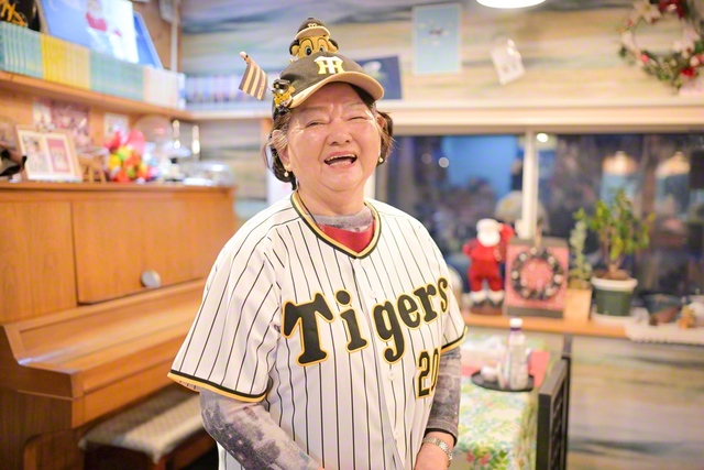 阪神タイガースのユニホームを着ると、とびきりの笑顔になるあや子さん。「今季もいい戦力が入ったのよ」とうれしそう