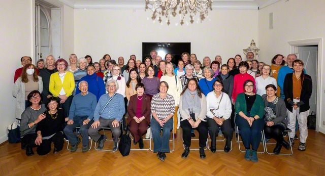 広布勤行会の前日に同センターで行われたオーストリアの全国幹部会。プリチャード欧州共同議長が求道の同志をたたえた