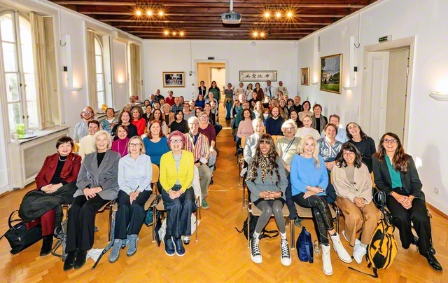 異体同心の団結で進むオーストリアの友。新出発の集いでは御本尊授与式も行われた（昨年12月7日、オーストリア文化センターで）