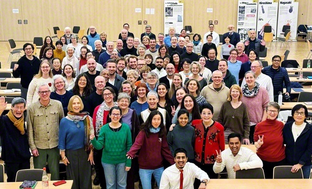 広布の誓願に満ちあふれたドイツの方面長会。青年部の有志によるダンスが集いに花を添えた（昨年11月29日、フランクフルト池田平和文化会館で）