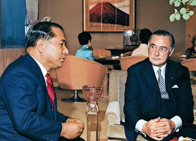 クーデンホーフ＝カレルギー伯爵㊨と池田先生が会見（1970年10月7日、信濃町の創価文化会館〈当時〉で）