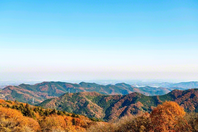 東秩父村の高台にある「秩父高原牧場」から、官ノ倉山を眺める。天気が良い日には、山の向こうに、隣の小川町をはじめ関東一円を見渡せる