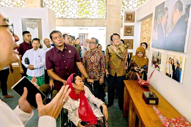 ワヒド元大統領と池田先生の対話の精神を伝える「文明の対話」展（昨年10月、インドネシアの国立モスクで）