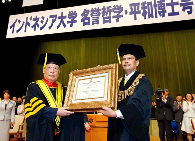 インドネシア大学の「名誉哲学・平和博士号」授与式。グミラル・ルスリワ・ソマントリ学長㊨は「私は青年に、池田博士の志を学んでほしいのです」と（2009年10月、東京・八王子市の創価大学で）