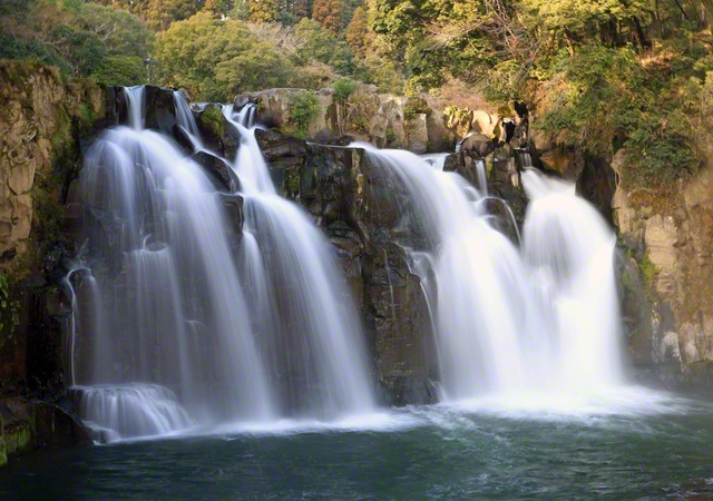 宮崎・都城市の「関之尾滝」は、「日本の滝百選」の一つ。かつて池田先生は同地を訪れ、居合わせた同志に真心の激励を＝宮崎・川野浩太郎通信員