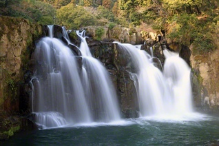 宮崎・都城市の「関之尾滝」は、「日本の滝百選」の一つ。かつて池田先生は同地を訪れ、居合わせた同志に真心の激励を＝宮崎・川野浩太郎通信員