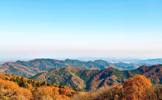 東秩父村の高台にある「秩父高原牧場」から、官ノ倉山を眺める。天気が良い日には、山の向こうに、隣の小川町をはじめ関東一円を見渡せる