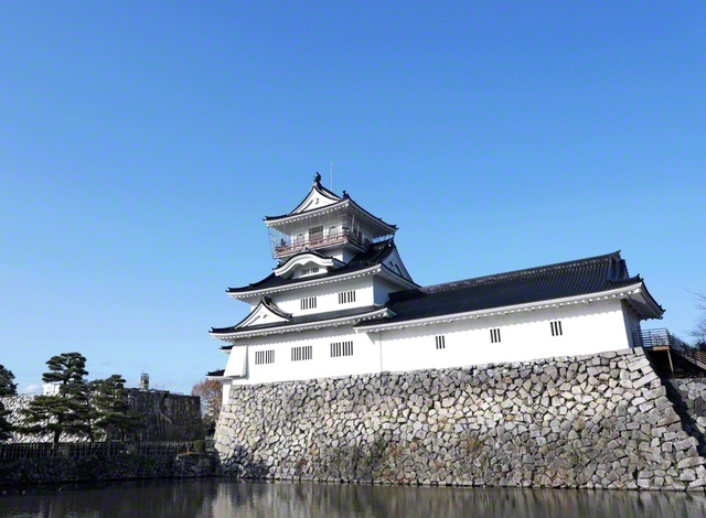 澄んだ青空に映える富山城（富山市）。郷土博物館として400年以上にわたる歴史を伝えている